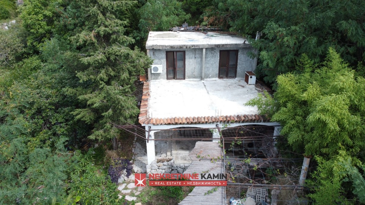 Kuća u sivoj fazi na placu sa izvorom, od mora 2km, Buljarica